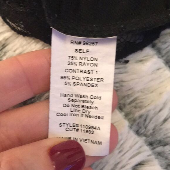 Beautiful lace tank top - Picture 5 of 5